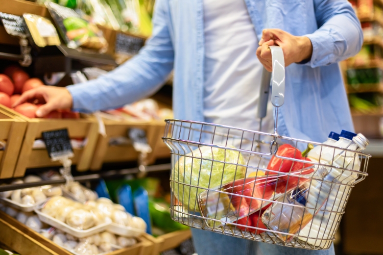 El C. de Ministros aprueba la prórroga de la rebaja del IVA de los alimentos y otras medidas fiscales