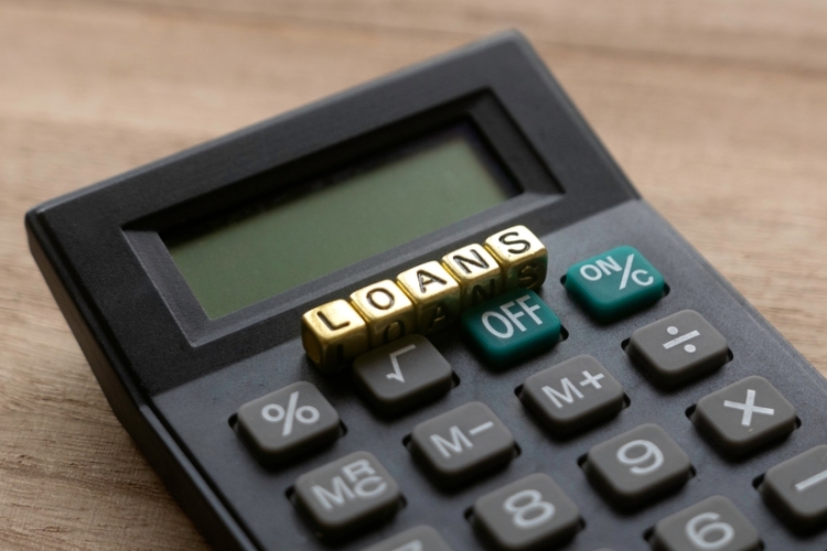 TS: No tiene la condición de consumidor quien solicita un préstamo hipotecario para financiar la sociedad mercantil de su hija