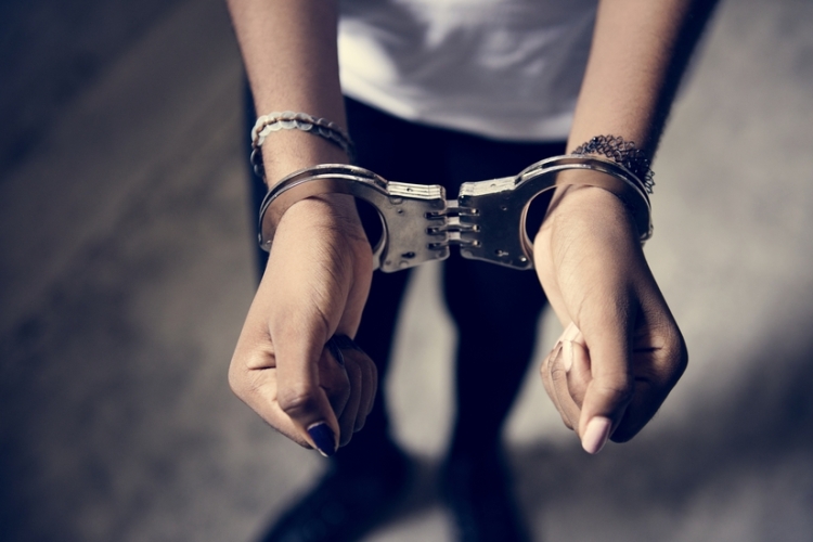 TJUE: Una orden de detención no puede denegarse porque una persona sea madre de niños menores