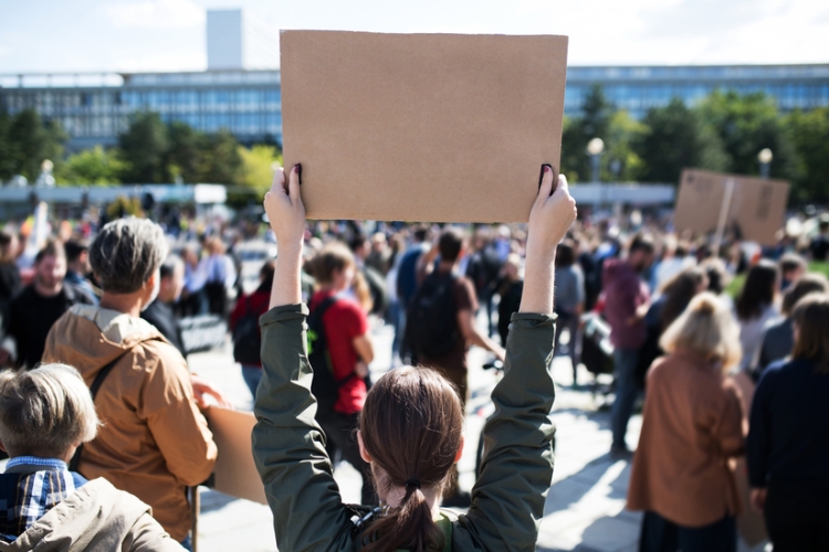 TS: las manifestaciones reiteradas ante la vivienda de una familia pueden vulnerar sus derechos