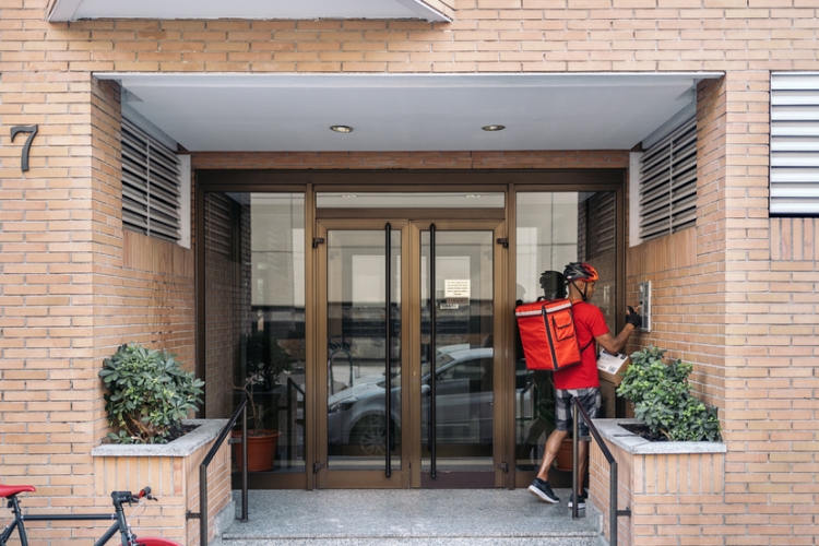 Nuevas reglas para el trabajo de repartidores y otros empleados de plataformas digitales en la UE