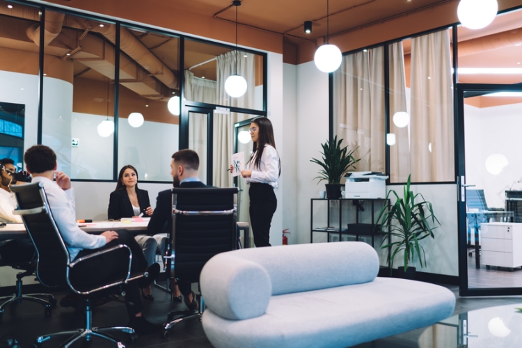 La DGT analiza la exención en IRPF de rentas en especie por entrega de acciones o participaciones a los trabajadores en un plan de retribución flexible