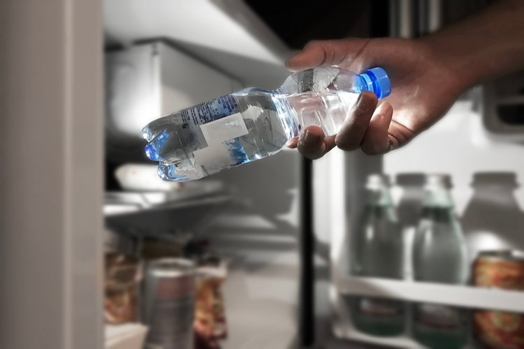 El TSJPV ratifica el despido de una empleada que puso lejía en su botella de agua para «escarmentar» a un compañero