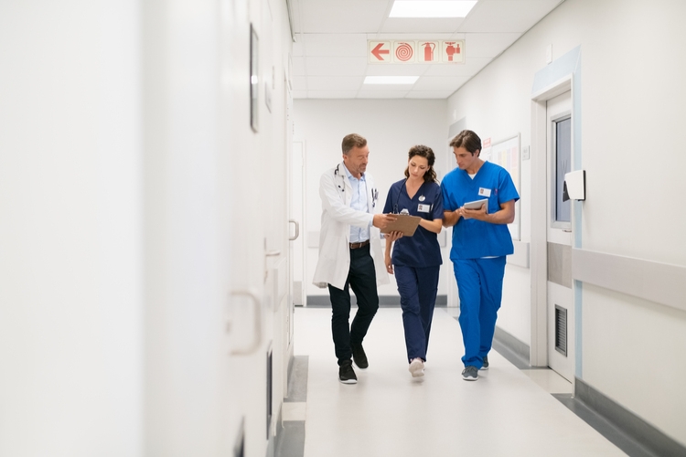 Una médico interina del Servicio Canario de Salud es reconocida como personal fijo tras 18 años de contratos temporales
