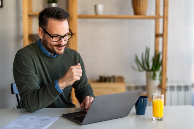 Tributos analiza si las cotizaciones de un residente que trabaja en remoto para empresa extranjera son gasto deducible en IRPF