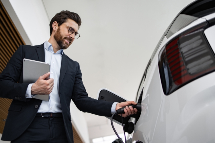 DGT: ¿puede aplicarse la deducción por vehículo eléctrico si el adquirido estaba matriculado a nombre del concesionario?