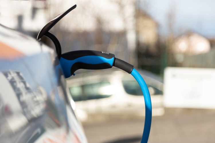 Se prorroga a 2025 la deducción en IRPF por adquisición de vehículos eléctricos e instalación de puntos de recarga