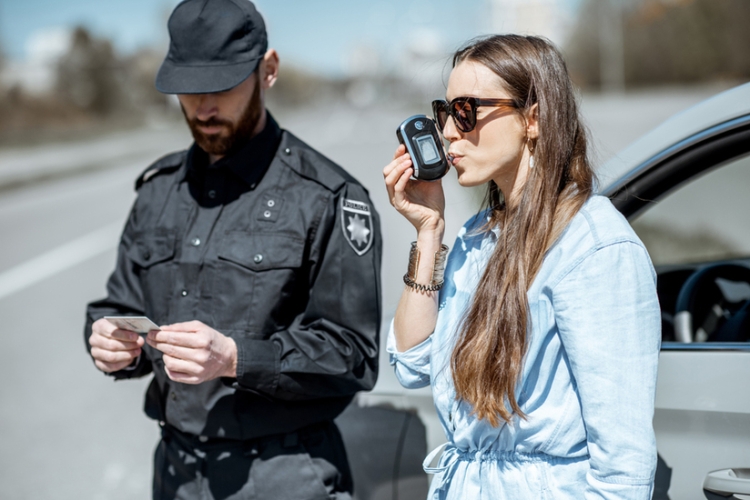 TS: absuelto de un delito contra seguridad vial aplicando el redondeo hacia abajo en la prueba de alcoholemia