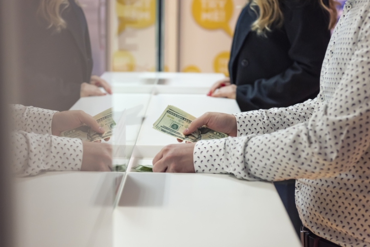 La DGT establece si la comisión por transferencia cobrada por el Banco de España es deducible al invertir en letras del Tesoro