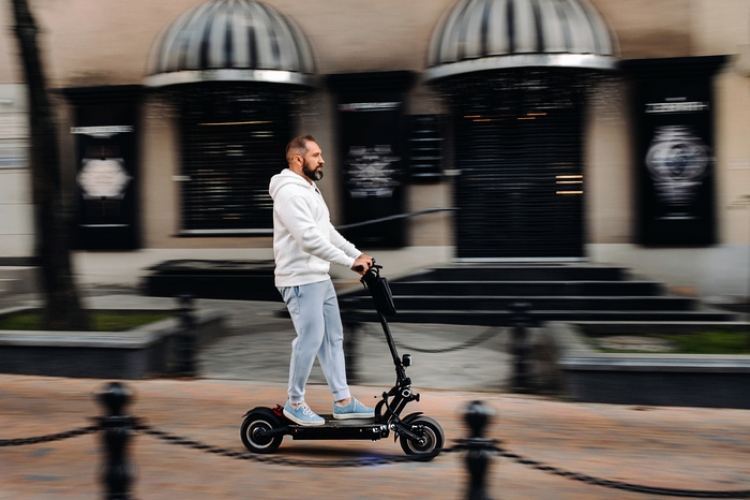 El TS exige licencia de ciclomotor al conductor de un patinete eléctrico de alta potencia