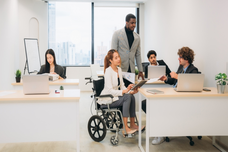 Entidad bancaria condenada a pagar una indemnización de 30.000 euros y readmitir a la trabajadora ante discriminación por discapacidad