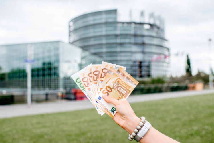 El TJUE confirma la Directiva sobre salarios mínimos adecuados pero con restricciones