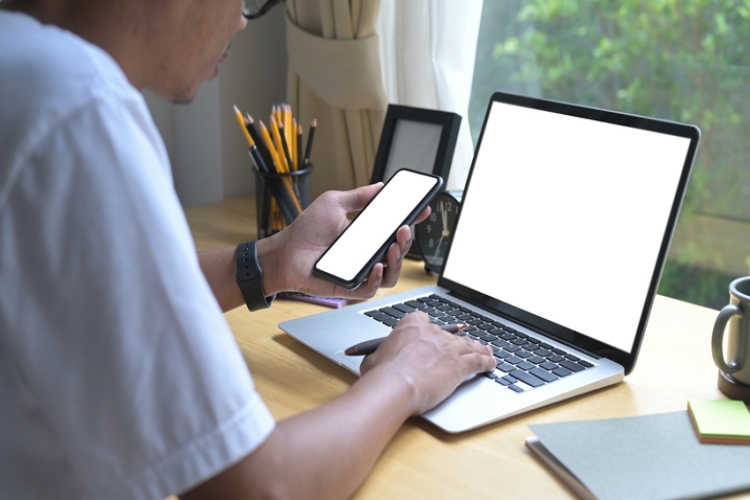 Tributos precisa en qué términos puede un autónomo deducirse en IRPF los gastos del ordenador y del móvil