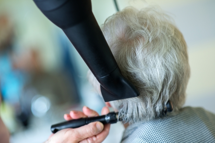 DGT: los servicios de peluquería prestados en una residencia de mayores tributan al 21 % de IVA