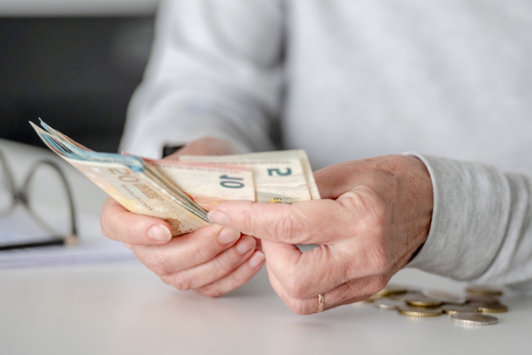 La DGT recuerda que no cabe el mínimo por ascendientes si el ascendiente presenta declaración con rentas que superan 1.800 euros