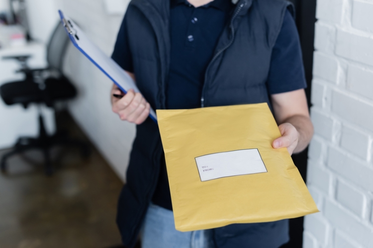 El Supremo prohíbe discriminar a temporales de Correos en uniformes