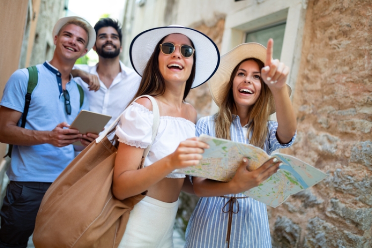 Publicado el programa Verano Joven 2026 con descuentos para viajar en autobús, tren e Interrail