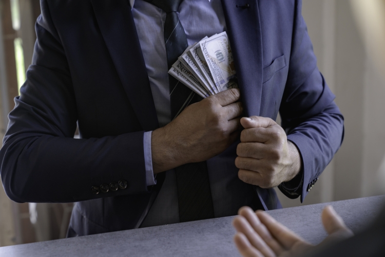 El TSJ de Navarra avala el despido de un empleado bancario por desviar fondos