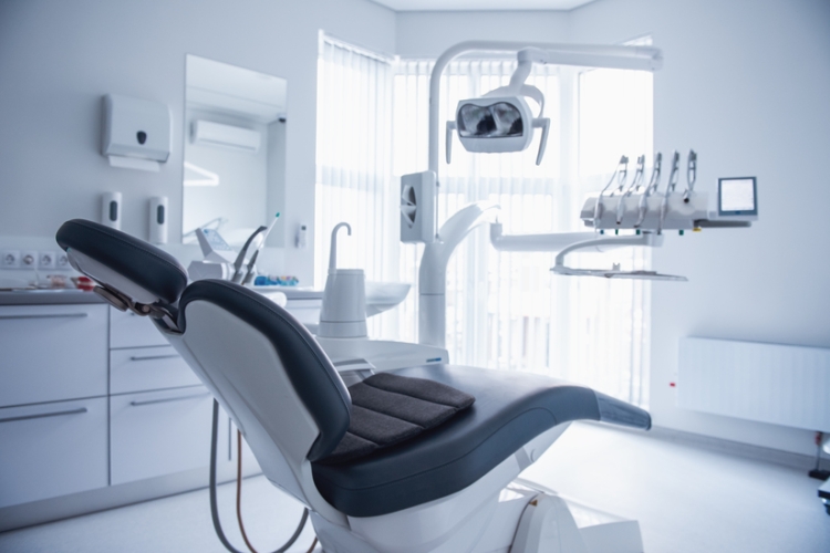 ¿Cubre el seguro de responsabilidad civil el cierre repentino de una clínica dental que deja un tratamiento sin terminar?