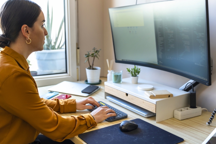 ¿La empresa puede monitorizar la actividad de una persona trabajadora en su ordenador personal?