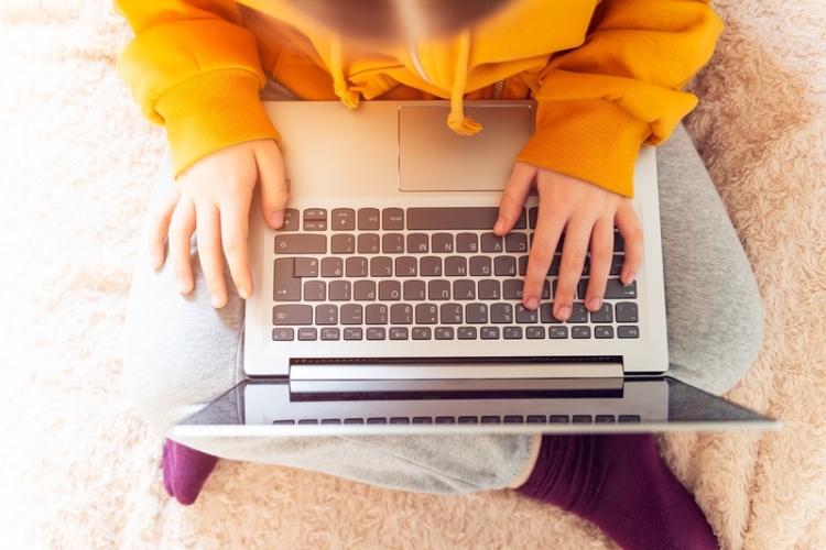 La verificación de edad y protección de menores ante contenidos inadecuados en Internet