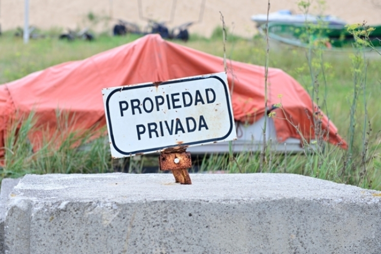 ¿Es válida una servidumbre de paso cuya constitución no consta en escritura pública?