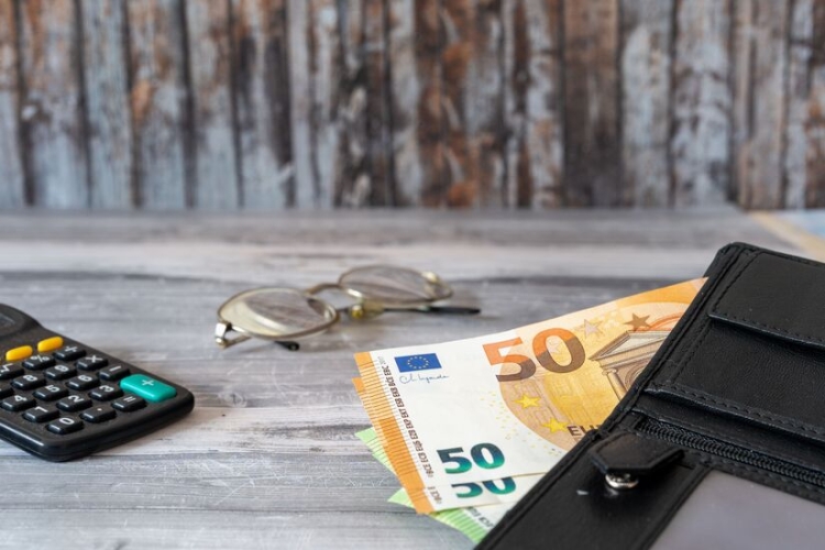 ¿Cómo declarar en IRPF la regularización de cuotas del RETA según el nuevo sistema de cotización si la SS tarda más de un año en notificarla?