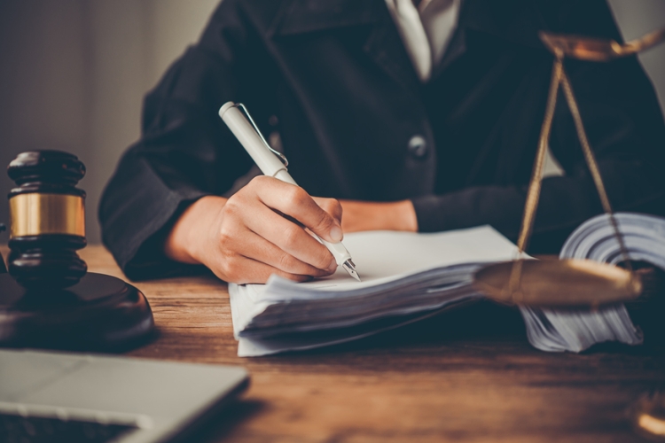 Principios y límites en la revisión de sentencias por ley penal más favorable