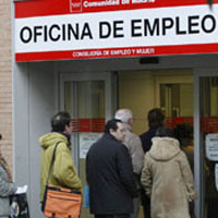 El paro bajó en 2.300 personas en el primer trimestre y la tasa sube al 25,93%, según la EPA