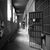 El TS separa del servicio a un funcionario de prisiones que vendía drogas y móviles a los presos