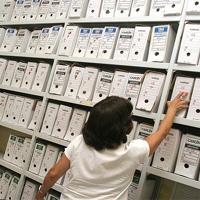 Los secretarios judiciales se ofrecen a Gallardón para celebrar matrimonios, divorcios y asumir el Registro Civil