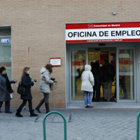 El paro registra una caída record de 310.400 personas y se crean 402.400 empleos