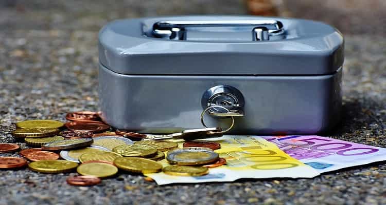dinero y caja fuerte
