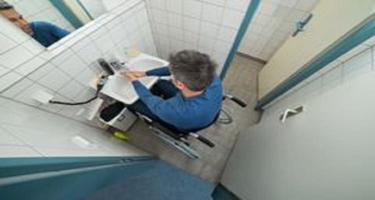 hombre discapacitado baño