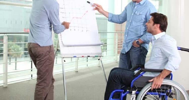 trabajador silla ruedas