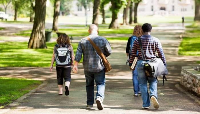 jovenes andando