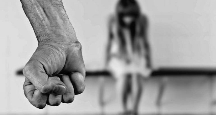 puño hombre víctima de violencia de género