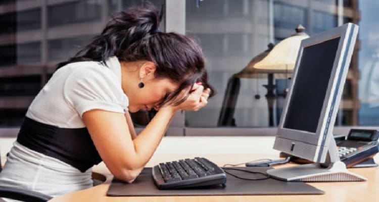 Trabajadora estrés laboral