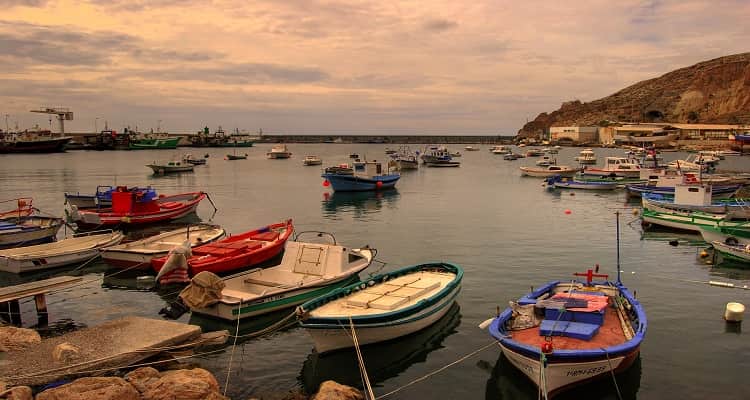 barcos pesca amarrados