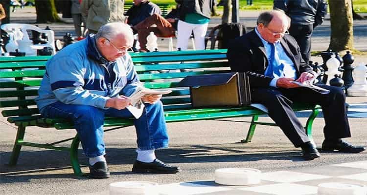 mayores 55 años sentados banco