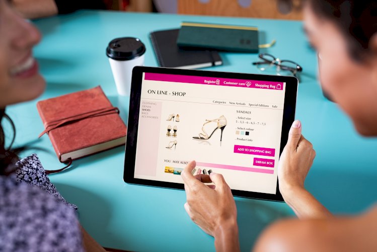 mujeres comprando en linea
