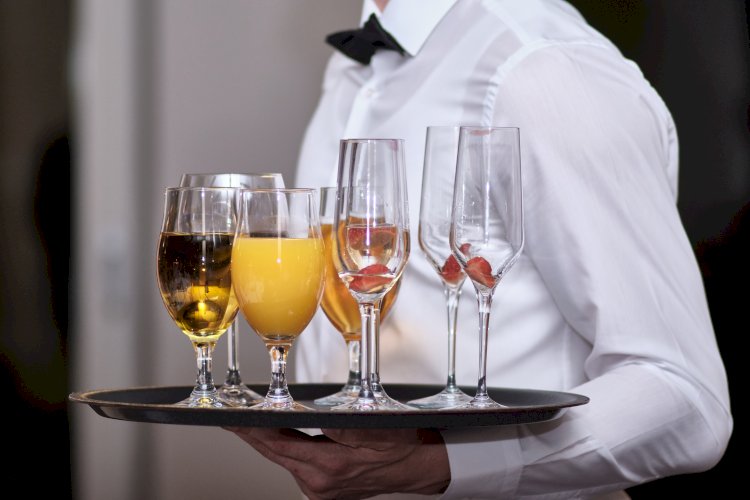 Camarero con bandeja de bebidas vino y champán