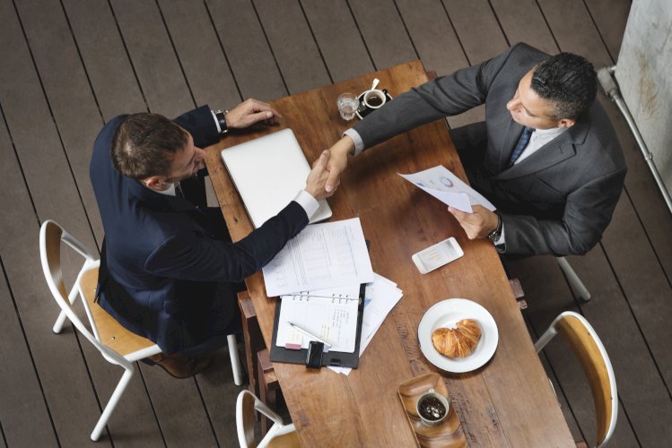empresarios apretón de manos