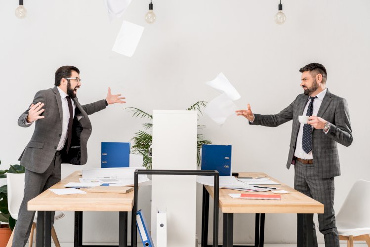 discusión empleados socios enfadados