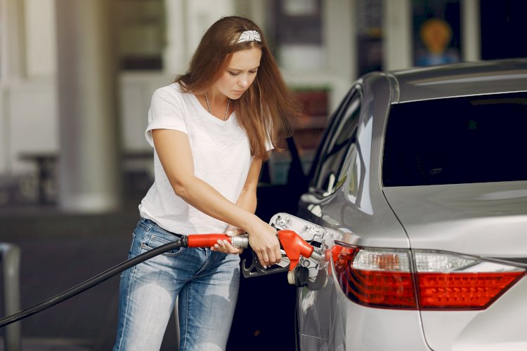 mujer gasolinera repostando