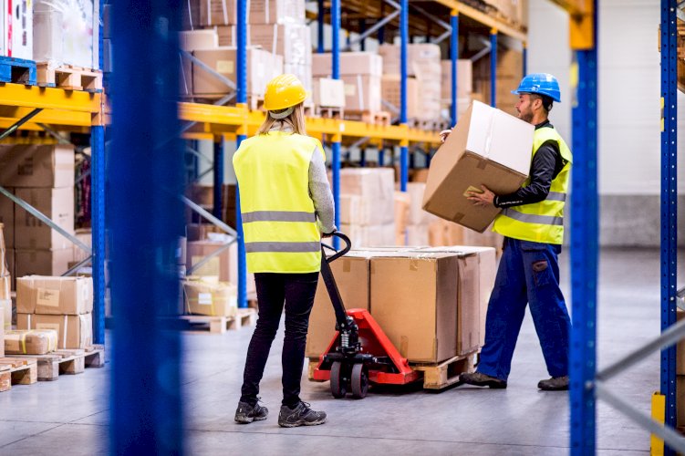 almacén trabajadores cajas