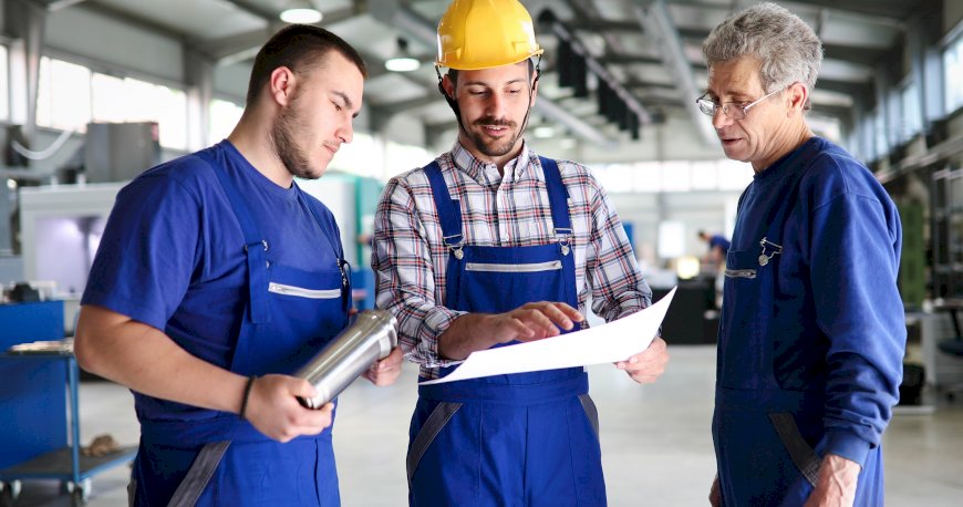 Trabajadores fábrica mirando planos