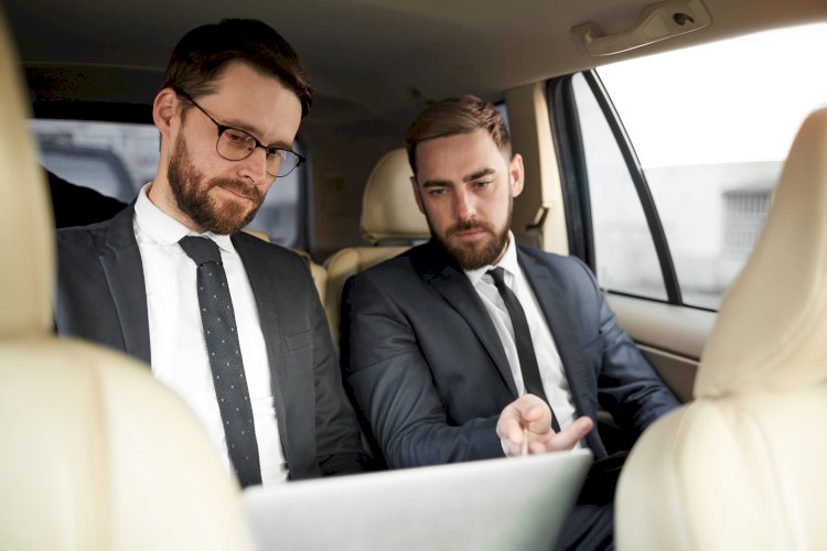 Socios coche hombres traje