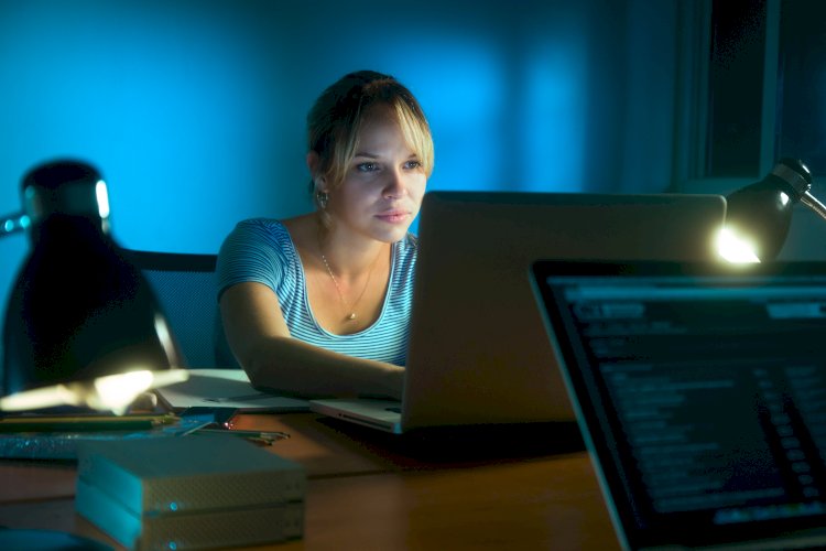 Mujer escribiendo en Ordenador