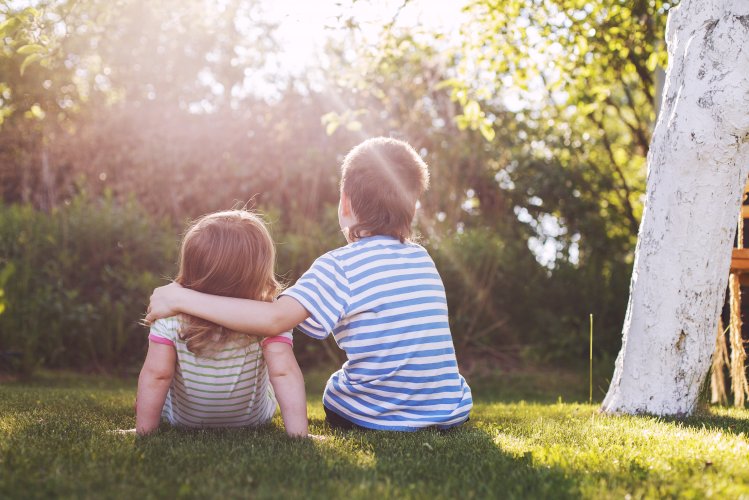 Niños abrazándose en el jardín